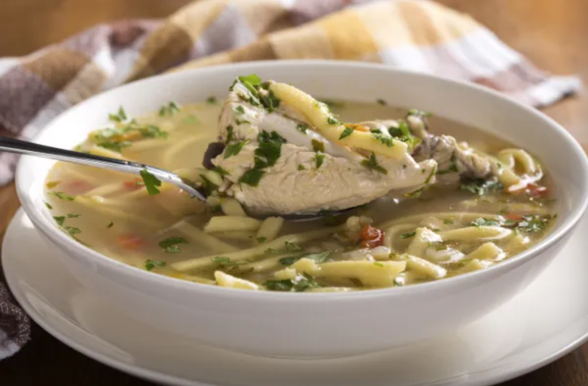 Ensalada de cogollos y pimiento rojo con Sopa de pollo con fideos.